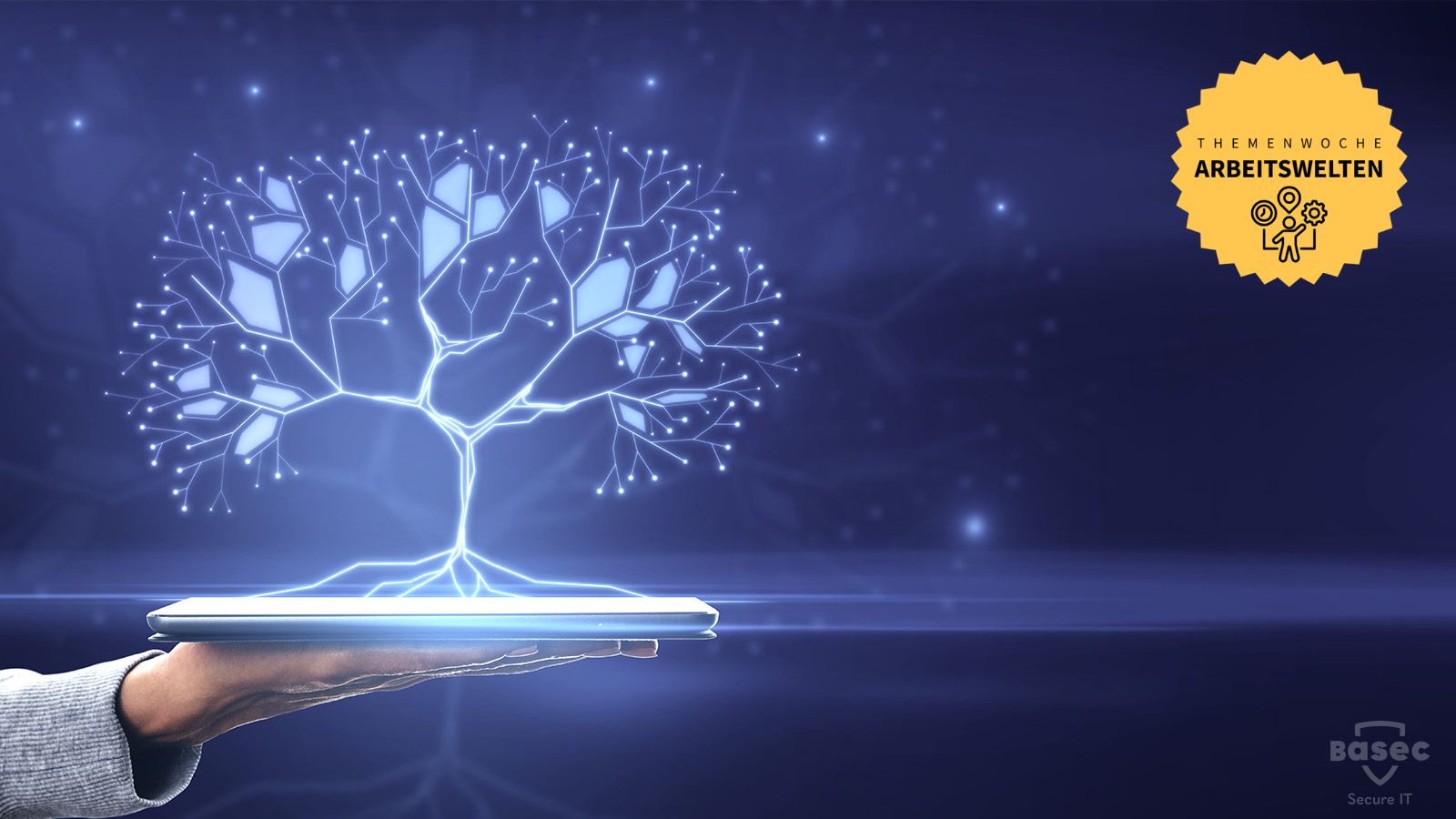 Ein virtueller, blau leuchtender Baum wächst aus einem Tablet, das flach auf einer ausgestreckten Hand liegt.