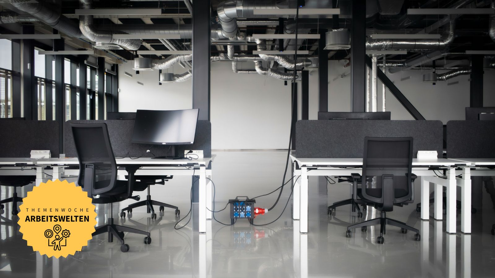 Schwarz-weiß-Bild eines leeren Büros